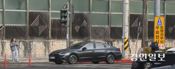 우회전 일시정지 의무화 3년차를 맞아 전체 교통사고는 감소한 것으로 나타났지만, 버스와 트럭 등 대형차량의 우회전 보행자 사고는 여전히 반복되고 있다. 5일 수원시내 한 도로에서 우회전 차량이 일시정지 없이 운행하고 있다. 2026.2.5 /최은성기자 ces7198@kyeongin.com