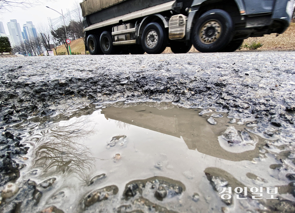 전국 대부분 지역의 낮 기온이 영상권으로 오르며 평년보다 높은 기온을 보인 5일 오후 인천시 남동구의 한 도로에 도로파임 현상으로 생긴 물 웅덩이가 운전자들의 안전을 위협하고 있다. 2026.2.5 /조재현기자 jhc@kyeongin.com