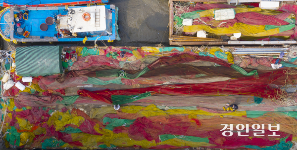 5일 오후 인천시 중구 북성포구에서 출어기를 앞둔 어민들이 길게 늘어뜨린 어망을 손질하고 있다. 2026.2.5 /조재현기자 jhc@kyeongin.com