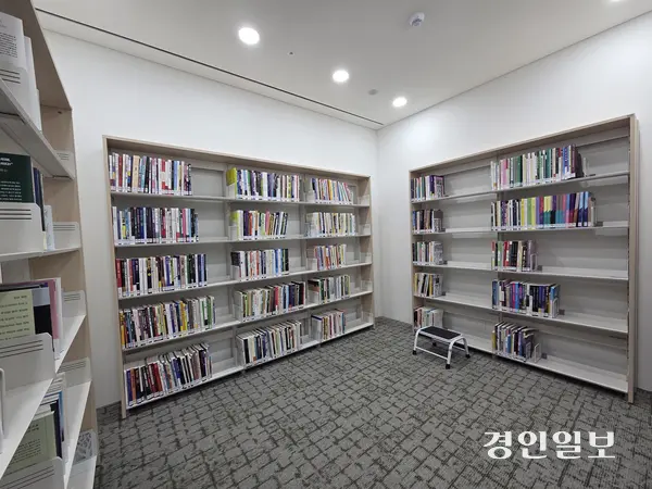 수원 경기도서관에는 큰글자책을 볼 수 있는 공간이 마련돼있다. 큰글자책은 글자의 크기를 키우고 행간과 자간을 넓힌 책이다. 고령층과 저시력자 등 독서 소외 계층을 위해 보급하기 시작했던 큰글자책이 최근 고령화라는 시대적인 흐름과 맞물려 시장이 확대되고 있다. 2026.2.4 /이시은기자 see@kyeongin.com