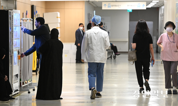 지역의사제가 의대 진학의 새로운 기회의 통로로 떠오르면서, 이 전형에 지원할 수 있는 중·고등학교로 전학을 가려는 움직임이 일고 있다. 사진은 한 대학병원 모습. /경인일보DB