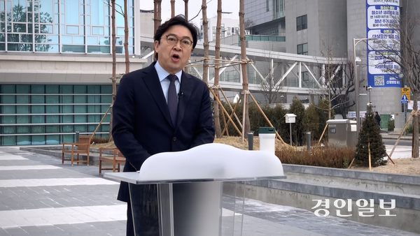 5일 오전 수원시의회 정문에서 권혁우 더불어민주당 경기기본사회위원회 부위원장이 기자회견을 열고 오는 6월3일 치러지는 수원시장 선거 출마에 후보로 나서겠다고 공식 발표하는 모습. 2026.2.5 /유혜연기자 pi@kyeongin.com