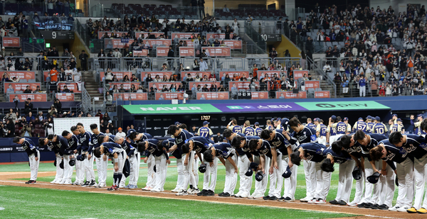 지난해 11월9일 서울 구로구 고척스카이돔에서 열린 ‘2025 네이버 K-BASEBALL 시리즈’ 대한민국과 체코의 평가전. 11-1로 승리를 거둔 대한민국 선수들이 팬들에게 인사하고 있다. 2025.11.9 /연합뉴스