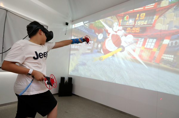 인천시 연수구 쇼핑몰 송도트리플스트리트에 개장한 가상현실(VR) 테마파크에서 한 이용객이 가상현실 게임을 즐기고 있다. /연합뉴스