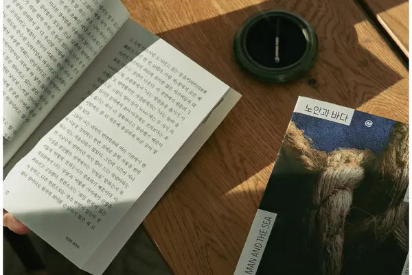 교보문고는 최근 보다 편안하게 읽을 수 있는 큰글자책 브랜드 ‘이지페이지’를 론칭했다. 사진은 글자를 키우고 행간과 자간을 넓힌 이지페이지 책들. /교보문고 제공