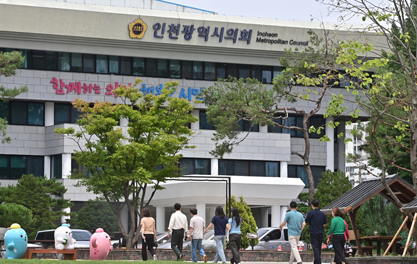 인천시가 올해 외로움돌봄국 신규 사업으로 ‘24시간 외로움 상담콜’을 운영한다. 사진은 인천광역시의회 청사 전경. /경인일보DB