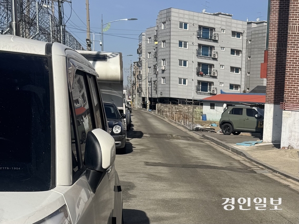 6일 오전 10시께 수원시 권선구 세류동 10전투비행단 근처에 차들이 줄지어 서 있다. 2026.2.6 /마주영기자 mango@kyeongin.com