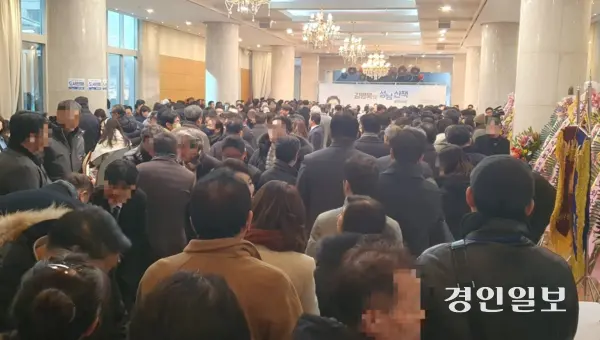 김병욱 전 청와대 정무비서관 출판기념회를 찾은 이들이 기념 촬영을 하기 위해 한국토지주택공사(LH) 경기남부지역본부 로비를 가득 매우고 있다. 2026.2.7 성남/김순기기자 ksg2011@kyeongin.com