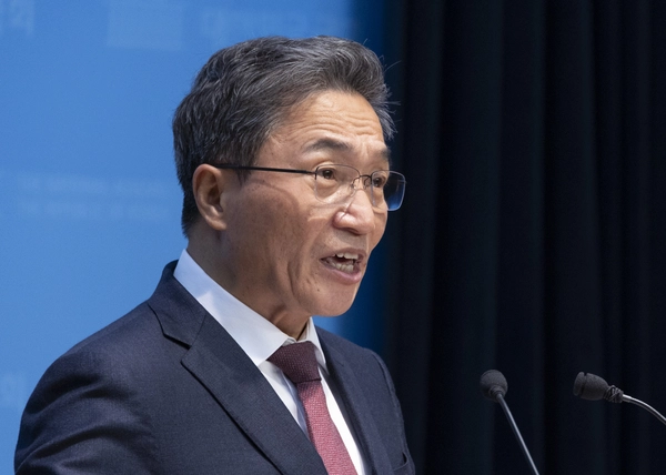 이학재 인천공항공사 사장이 지난달 20일 국회에서 ‘청와대·국토부 불법 인사 개입’ 관련 기자회견을 하고 있다. /연합뉴스