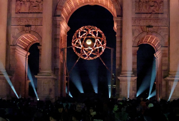 2026 밀라노·코르티나담페초 동계올림픽이 개막한 7일(한국시간) 이탈리아 밀라노 ‘평화의 아치’(아르코 델라 파체·Arco della Pace) 성화대에 점화된 성화가 불타고 있다. /연합뉴스