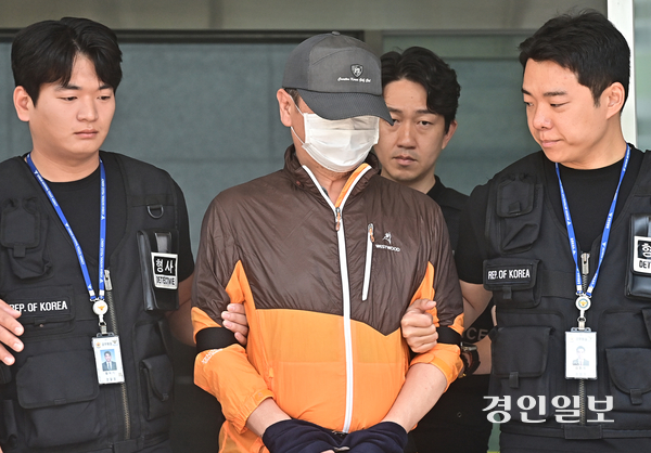 인천시 남동구 논현경찰서에서 인천 송도 총기 사건 피고인 조모씨가 검찰로 송치되고 있다. /경인일보DB