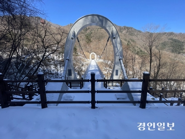 가평 명지산군립공원 등산로 입구에서 2.6㎞ 떨어진 곳에 조성된 출렁다리인 ‘하늘 다리’에 최근 내린 눈이 쌓여 있다. 가평/김민수기자 kms@kyeongin.com