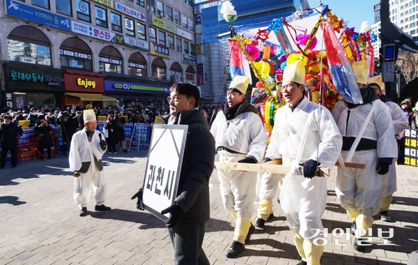과천경마공원이전반대비상대책위원회 주최로 7일 오후 과천 중앙공원 광장에서 열린 ‘과천 사수 범시민 총궐기 대회’에서 시민들이 정부의 주택정책과 경마공원 이전 계획으로 과천시가 사망선고를 받았다는 의미의 ‘상여 퍼포먼스’를 하고 있다. 2026.2.7 과천/박상일기자 metro@kyeongin.com