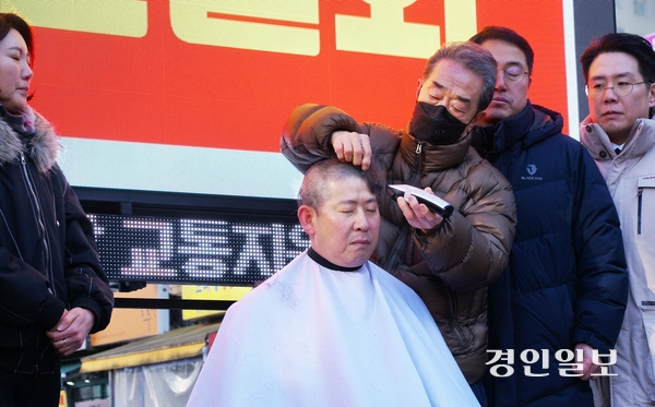 과천경마공원이전반대비상대책위원회 주최로 7일 오후 과천 중앙공원 광장에서 열린 ‘과천 사수 범시민 총궐기 대회’에서 최기식 국민의힘 의왕과천당협위원장이 투쟁의 결의를 다지는 삭발 의식을 하고 있다. 2026.2.7 과천/박상일기자 metro@kyeongin.com