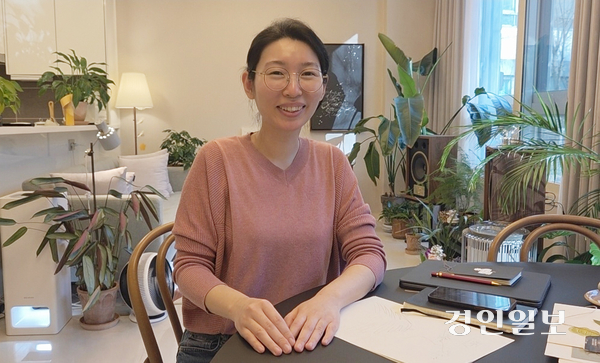 국내 1세대 캘리그래퍼로 꼽히는 문예진 작가를 최근 작업실에서 만났다. 그는 “일상이 예술이 되는 캘리그라피의 즐거움을 더 많은 이들과 나누고 싶다”며 “수원시립미술관에서 약 3년동안 수강생들을 만나고 있다”고 말했다. 2026.2.5 /이시은기자 see@kyeongin.com