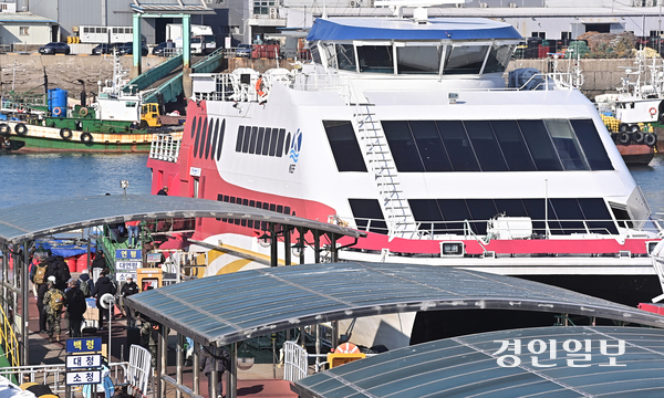 인천의 섬을 찾은 연안여객선 이용객이 200만명을 넘어선 가운데 9일 오후 인천시 중구 인천항연안여객터미널에서 연평도로 들어가려는 입도객들이 승선하고 있다. 2025.12.9 /조재현기자 jhc@kyeongin.com