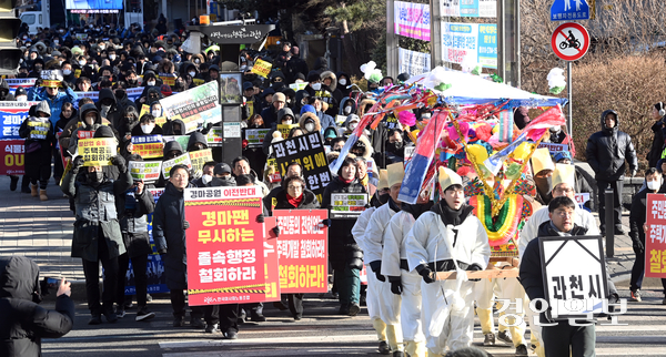 과천경마공원이전반대비상대책위원회 주최로 지난 7일 과천 중앙공원 광장에서 열린 ‘과천 사수 범시민 총궐기 대회’에서 시민들이 과천 경마공원 이전과 정부의 주택공급 확대 방안에 반대하며 과천 시청까지 거리 행진을 하고 있다. 2026.2.7 /최은성기자 ces7198@kyeongin.com
