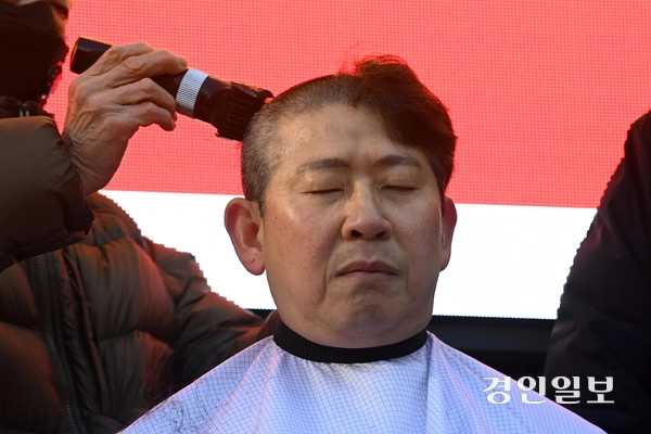 과천경마공원이전반대비상대책위원회 주최로 지난 7일 과천 중앙공원 광장에서 열린 ‘과천 사수 범시민 총궐기 대회’에서 최기식 국민의힘 의왕과천당협위원장이 투쟁 결의를 다지며 삭발을 진행 중이다. 2026.2.7 /최은성기자 ces7198@kyeongin.com