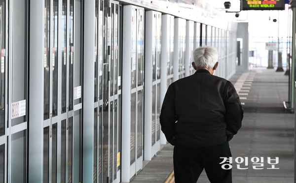 정부는 65세 이상 노인, 장애인, 국가유공자 등의 이동권을 보장하기 위해 ‘노인복지법’ ‘장애인복지법’ ‘국가유공자 등 예우 및 지원에 관한 법률’ 등 시행령을 근거로 전국 도시철도 운임을 감면하고 있다. 전국 도시철도 운영기관이 법정 무임승차 손실 국비 보전을 요구한 지 20년여 만에 법적 기반이 마련될지 관심이 쏠린다.  /경인일보DB