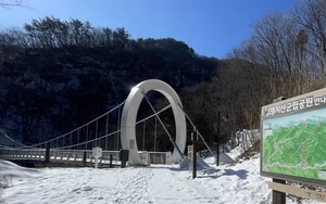 발길 줄어든 가평 명지산 출렁다리, 술렁이는 ‘무용론’