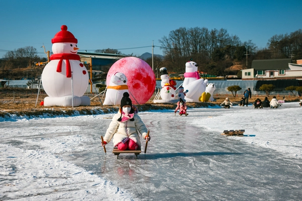겨울엔 양평’ 콘텐츠 중 하나인 얼음썰매장에서 방문객이 얼음썰매를 타고 있다. /양평군 제공