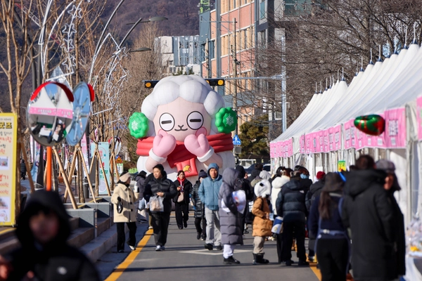 지난해 12월 말 남한강 테라스 인근에 설치된 ‘겨울엔 양평’ 관련 부스를 방문객들이 둘러보고 있다. /양평군 제공