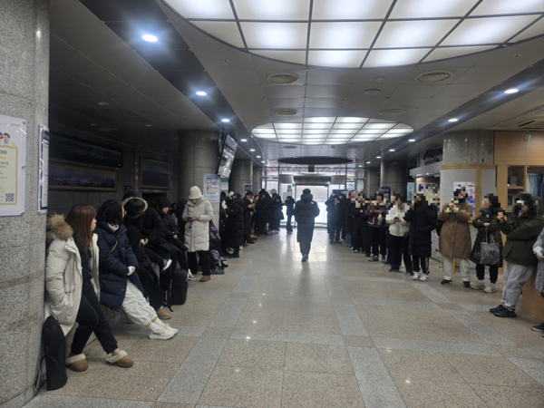 지난 6일 오전 8시30분께 구리시청 1층 대강당 앞에 늘어선 학부모들. 오전 10시에 시작되는 교복판매행사에 번호표를 뽑기 위해 줄선 모습이다. 2026.2.6 /구리알뜰교복은행 제공