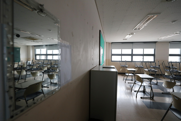 계엄사태 이후 민주시민교육의 필요성은 오히려 커졌지만 교사들은 현장에서 각종 민원에 시달리고 있다. 사진은 비어있는 교실의 모습. 기사 내용과 관련 없음. /연합뉴스