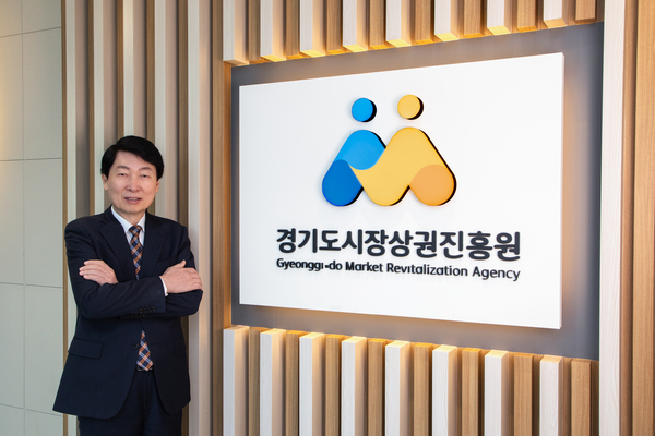 김민철 경기도시장상권진흥원장이 지난달 26일 경기도시장상권진흥원 중부센터에서 경인일보와 인터뷰 후 포즈를 취하고 있다. 2026.1.26 /이영지기자 bbangzi@kyeongin.com