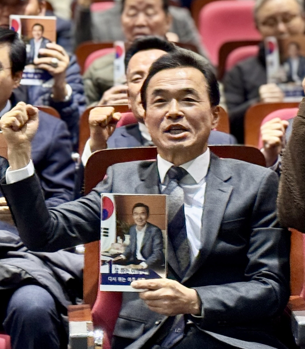 “여주초 부지 신청사가 정답”… 이항진, 출판기념회서 가업동 이전 비판