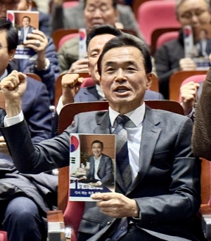 “여주초 부지 신청사가 정답”… 이항진, 출판기념회서 가업동 이전 비판