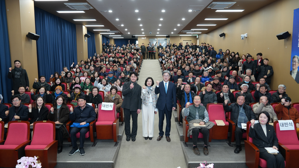 정순욱 광명시 전 부시장은 7일 가족과 이소영 국회의원,  김옥순 경기도의원, 서창수·김태흥 의왕시의원, 윤미경·이랑이 전 의왕시의원 등과 함께 의왕신협에서 성황리에 북콘서트를 개최했다. 사진/정순욱 전 부시장측 제공