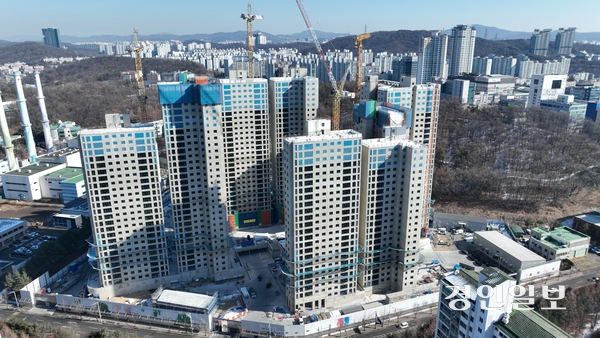 현장에서 체감되는 경기도 지역건설 하도급의 불리한 구조는 통계에서도 반복된다. 경기도 공사 현장에서 도내 업체가 차지하는 비중은 수년째 눈에 띄는 개선 없이 정체돼 있다. 경기도의 한 건설 현장. 2026.2.3 /최은성기자 ces7198@kyeongin.com