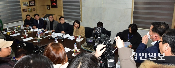 9일 오후 인천시 강화군 장애인시설 색동원에서 박찬대·서미화 국회의원과 관계자들이 시설 브리핑을 받고 있다. 2026.2.9 /조재현기자 jhc@kyeongin.com