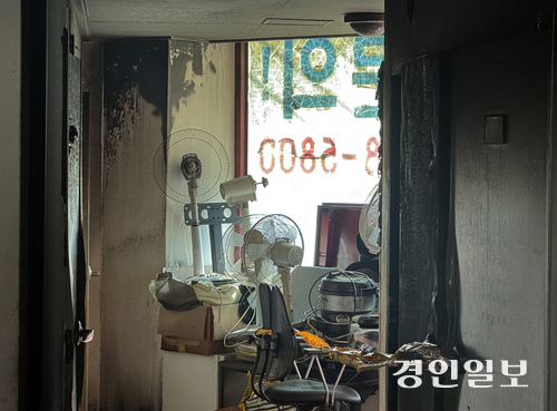 9일 오전 수원시 팔달구 고등동의 한 고시원 건물에서 불이 나 2명이 크게 다쳤다. 사진은 화재 현장의 내부 모습. 2026.2.9 /마주영기자 mango@kyeongin.com