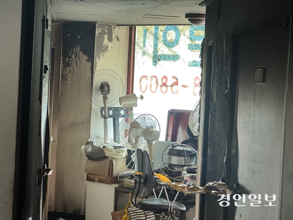 9일 오전 11시 17분께 수원시 팔달구 고등동의 한 고시원 건물에서 불이 난 현장의 내부 모습. 2026.2.9 /마주영기자 mango@kyeongin.com