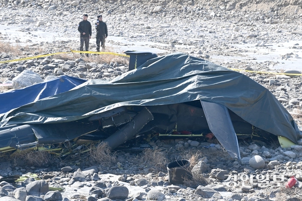 9일 오전 11시4분께 가평군 조종면 현리 신하교 인근에서 군 헬기 1대가 추락해 탑승자 2명이 모두 숨지는 사고가 발생했다. 사진은 9일 가평군 신하교 인근 추락한 군 헬기 모습. 2026.2.9 /최은성기자 ces7198@kyeongin.com