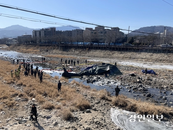 9일 오전 11시4분께 가평군 조종면 현리 신하교 인근에서 군 헬기가 추락했다. 경기북부소방재난본부에 따르면 이 사고로 헬기 조종사 등 탑승자 2명이 심정지 상태로 발견돼 병원으로 옮겨졌으며 해당 사고로 인한 폭발이나 화재 그리고 현장 주변 화재나 민가 인명 피해는 없는 것으로 확인됐다. 해당 기체는 육군 5군단 15항공단 예하 항공대대에서 운용하는 공격 헬기 코브라 AH-1S 기종으로 관계 당국은 자세한 사고 경위를 조사 중이다. 2026.2.9 가평/김민수기자 kms@kyeongin.com