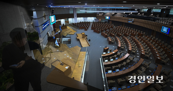 지난 한 해 경기도는 특조금을 둘러싼 사건, 사고로 바람 잘 날이 없었다. 논란은 해를 넘겨도 여전하지만, 새해가 되자마자 특조금 확보 전쟁은 어김 없이 시작됐다. 한 해에만 약 5천억원. 이렇게 교부된 특조금은 과연 ‘특별한 조정’에 제대로 쓰이고 있을까. 사진은 경기도의회 본회의장 모습. /경인일보DB