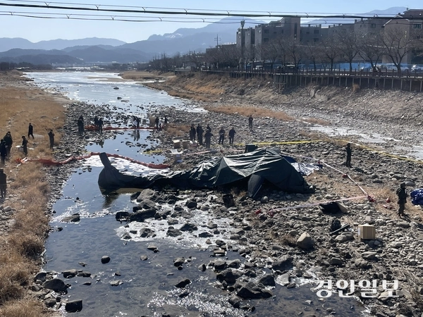 9일 오전 11시4분께 가평군 조종면 현리 신하교 인근에서 군 헬기가 추락했다. 경기북부소방재난본부에 따르면 이 사고로 헬기 조종사 등 탑승자 2명이 심정지 상태로 발견돼 병원으로 옮겨졌으며 해당 사고로 인한 폭발이나 화재 그리고 현장 주변 화재나 민가 인명 피해는 없는 것으로 확인됐다. 해당 기체는 육군 5군단 15항공단 예하 항공대대에서 운용하는 공격 헬기 코브라 AH-1S 기종으로 관계 당국은 자세한 사고 경위를 조사 중이다. 2026.2.9 가평/김민수기자 kms@kyeongin.com