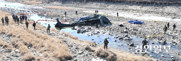 9일 오전 11시4분께 가평군 조종면 현리 신하교 인근에서 훈련 중이던 군 헬기 1대가 추락해 헬기 조종사 등 탑승자 2명이 심정지 상태로 발견돼 병원으로 옮겨졌으나 사망했다. 해당 사고로 인한 폭발이나 화재, 민가 인명 피해는 없는 것으로 확인됐다. 해당 기체는 육군 5군단 15항공단 예하 항공대대에서 운용하는 공격 헬기 코브라 AH-1S 기종으로 관계 당국은 자세한 사고 경위를 조사 중이다. 사진은 9일 가평군 신하교 인근에 추락한 군 헬기 사고 현장. 2026.2.9 /최은성기자 ces7198@kyeongin.com
