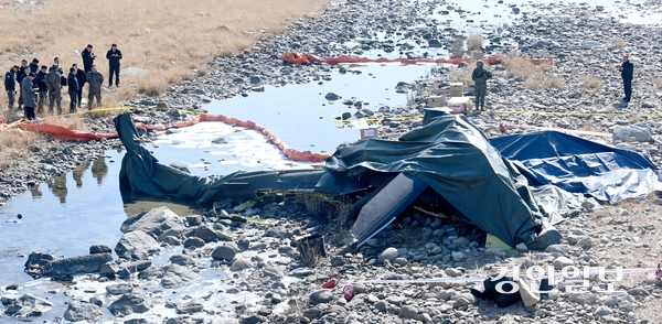 9일 오전 11시4분께 가평군 조종면 현리 신하교 인근에서 군 헬기 1대가 추락해 탑승자 2명이 모두 숨지는 사고가 발생했다. 사진은 9일 가평군 신하교 인근 추락한 군 헬기 모습. 2026.2.9 /최은성기자 ces7198@kyeongin.com