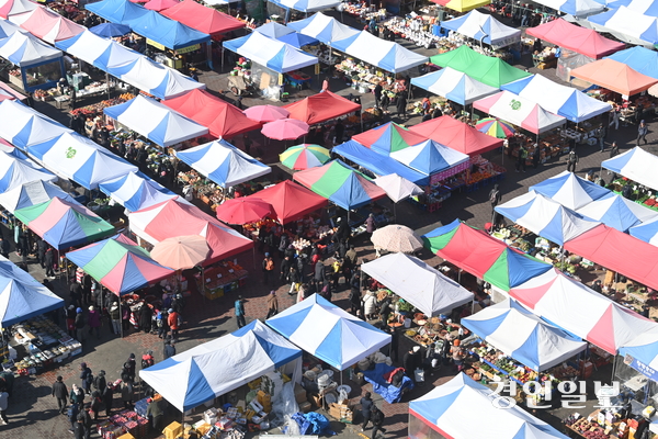 민족 대명절 설을 일주일여 앞둔 9일 성남시 모란시장을 찾은 시민들이 제수용품을 구매하고 있다. 2026.2.9 /최은성기자 ces7198@kyeongin.com