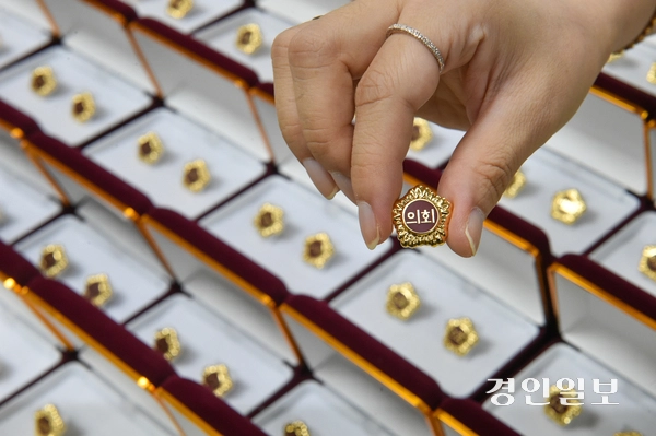 지난 한 해 경기도는 특조금을 둘러싼 사건, 사고로 바람 잘 날이 없었다. 논란은 해를 넘겨도 여전하지만, 새해가 되자마자 특조금 확보 전쟁은 어김 없이 시작됐다. 한 해에만 약 5천억원. 이렇게 교부된 특조금은 과연 ‘특별한 조정’에 제대로 쓰이고 있을까. 사진은 의원들에게 배부된 배지. /경인일보DB