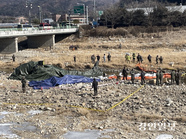 9일 오전 11시4분께 가평군 조종면 현리 신하교 인근에서 군 헬기가 추락했다. 경기북부소방재난본부에 따르면 이 사고로 헬기 조종사 등 탑승자 2명이 심정지 상태로 발견돼 병원으로 옮겨졌으며 해당 사고로 인한 폭발이나 화재 그리고 현장 주변 화재나 민가 인명 피해는 없는 것으로 확인됐다. 해당 기체는 육군 5군단 15항공단 예하 항공대대에서 운용하는 공격 헬기 코브라 AH-1S 기종으로 관계 당국은 자세한 사고 경위를 조사 중이다. 2026.2.9 가평/김민수기자 kms@kyeongin.com