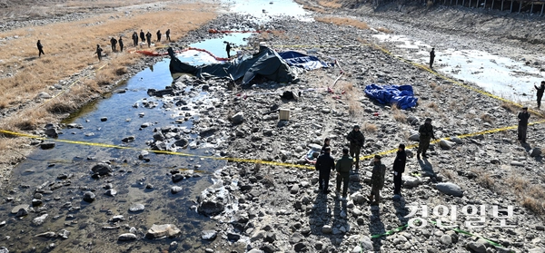 9일 오전 11시4분께 가평군 조종면 현리 신하교 인근에서 군 헬기 1대가 추락해 탑승자 2명이 모두 숨지는 사고가 발생했다. 사진은 9일 가평군 신하교 인근 추락한 군 헬기 모습. 2026.2.9 /최은성기자 ces7198@kyeongin.com