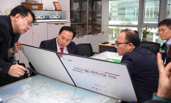2024년 2월 분당선오산연장사업 추진을 위해 이권재 오산시장이 국토교통부를 찾아 면담을 하고 있다. /오산시 제공