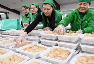 [포토] 홀몸 어르신 드실 떡국용 만두 포장