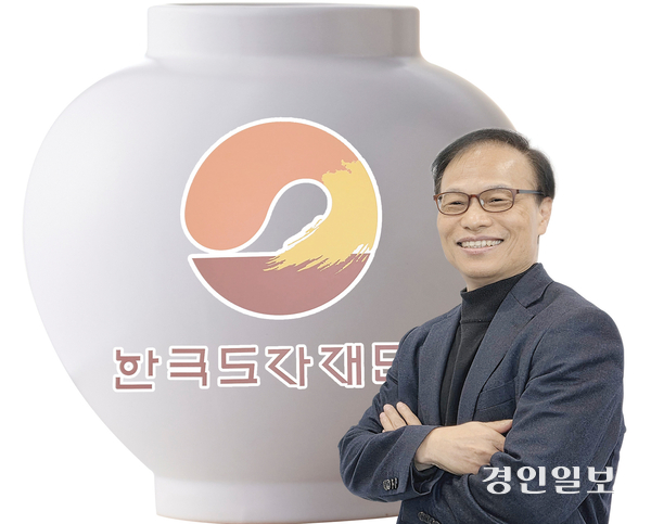 류인권 한국도자재단 대표이사가 지난달 27일 신년인터뷰에서 “재단은 도자공예 산업화를 목표로 도자공예품 판매와 매출 증대를 이뤄내겠다”고 포부를 밝히고 있다. 2026.1.27 /이시은기자 see@kyeongin.com