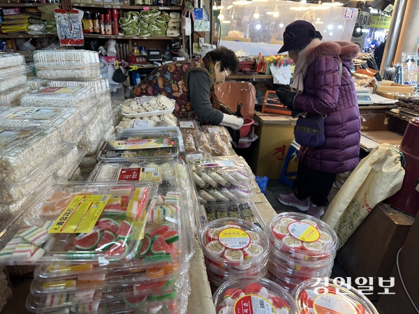 수원 못골시장에서 제수용품을 판매하는 정순옥(81)씨는 “요즘 아이들은 빵은 먹어도 약과 같은 옛날 과자는 좋아하지 않아 손님도 점점 줄고 있다”며 “마트에서 배송까지 하면 시장을 찾는 손님은 당연히 더 줄어들 것”이라고 말했다. 2026.2.10 /목은수기자 wood@kyeongin.com